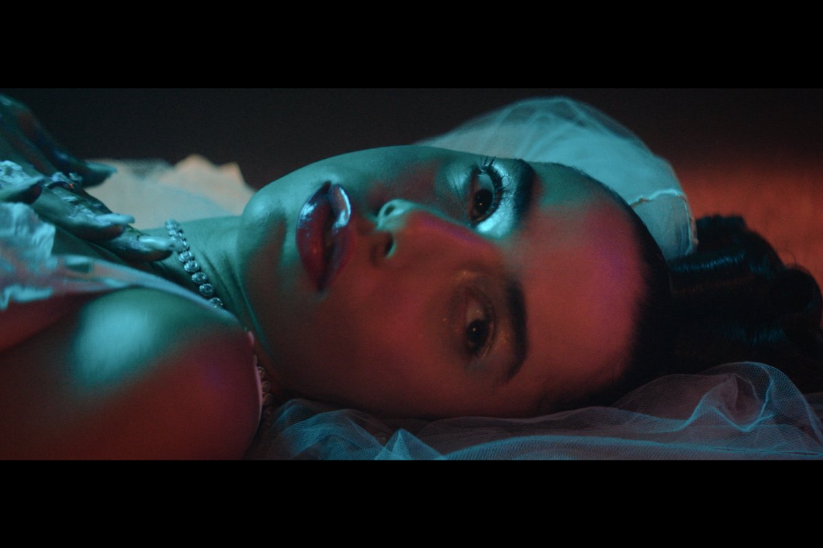 Marina Sena lança clipe de “Por Supuesto”