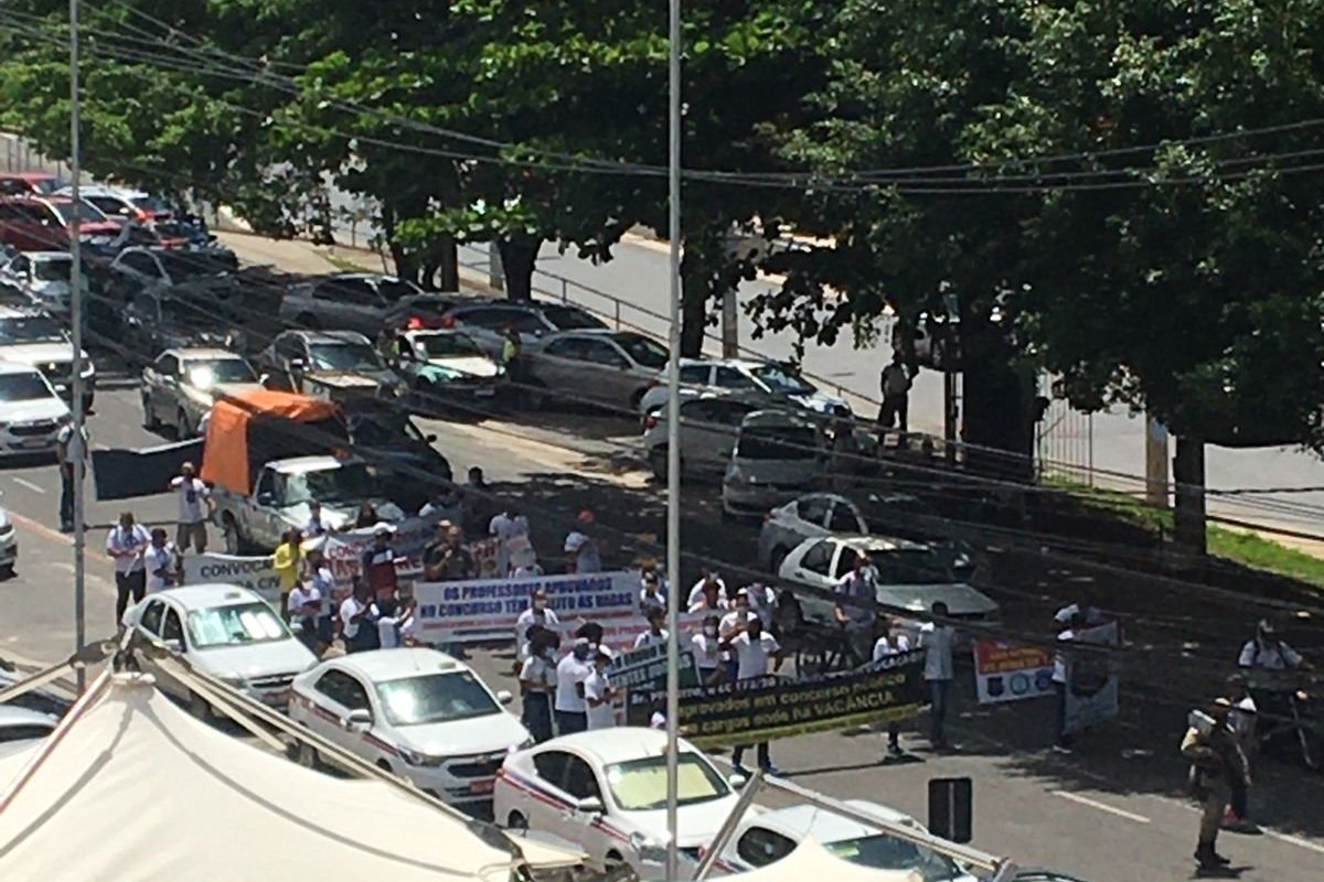 Concursados da prefeitura de Salvador que aguardam convocação realizam protesto nesta quinta-feira (25)