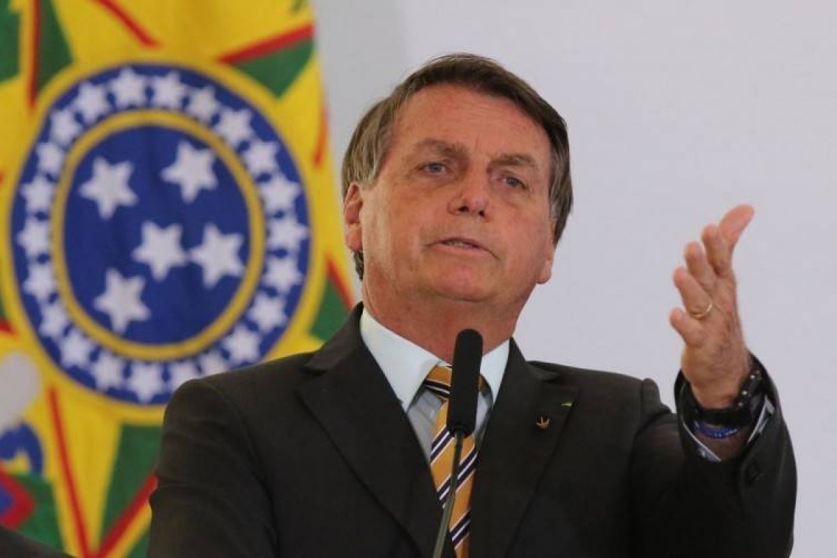 Bolsonaro volta a questionar vacina e defender Kit Covid