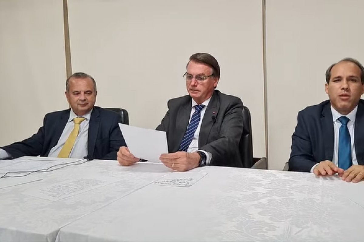 "Quer que um ladrão volte a comandar o Brasil", afirma Bolsonaro sobre eleitorado de Lula