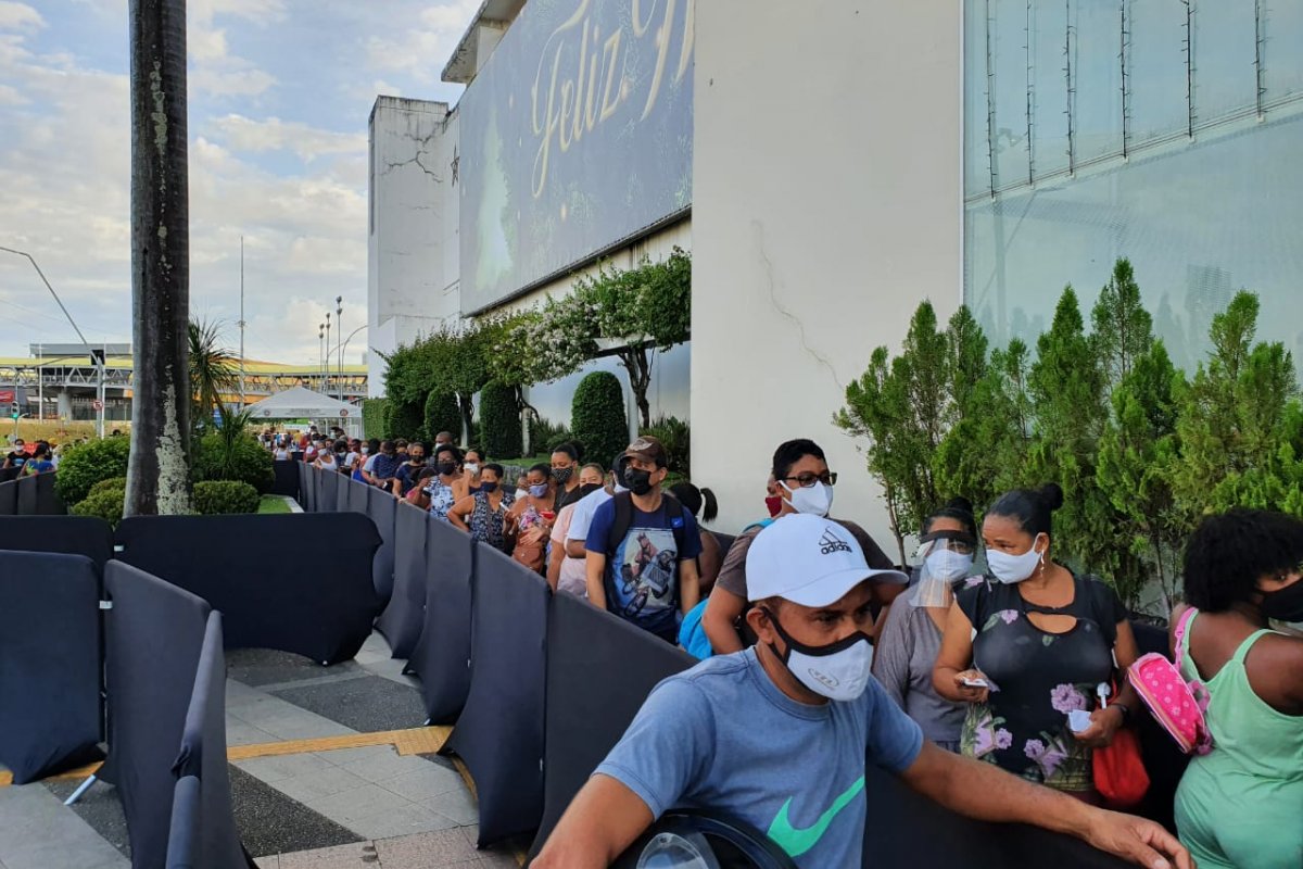 Longa fila é registrada em Shopping de Salvador para aproveitar promoções da Black Friday