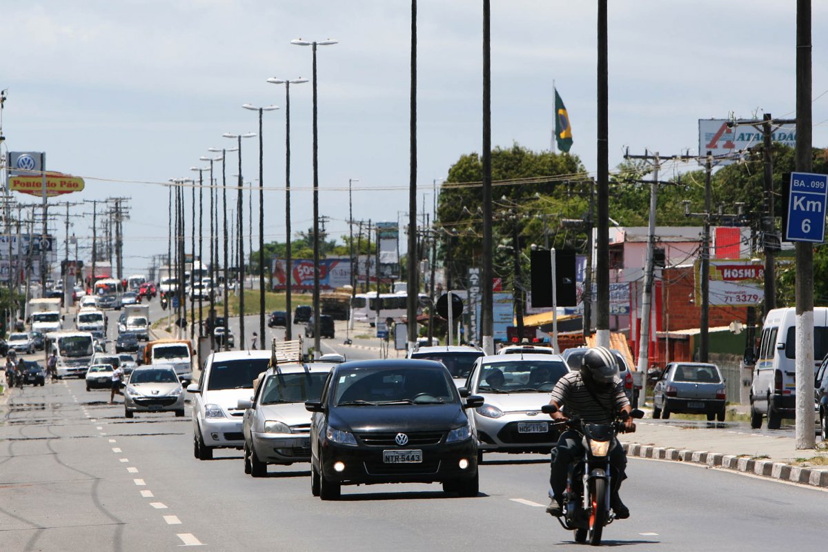 Acidente provoca vazamento de óleo na Estrada do Coco, região metropolitana de Salvador