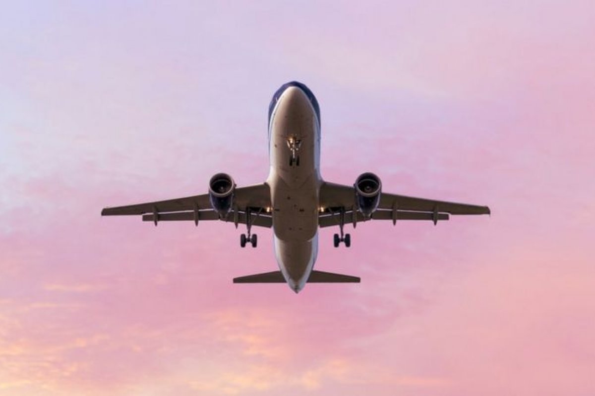 Piloto de avião revela por que luzes são apagadas à noite no pouso e decolagem