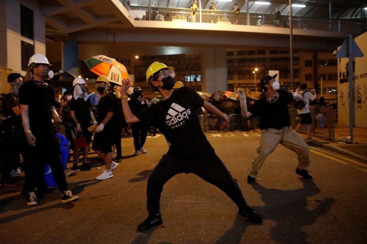 Hong Kong proibi uso de máscaras em manifestações