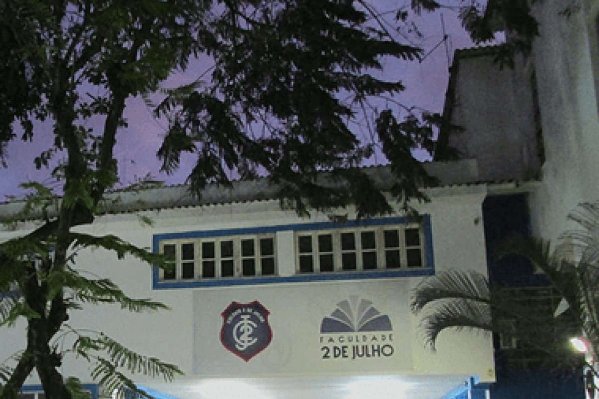 Professores do Colégio 2 de Julho entram em greve