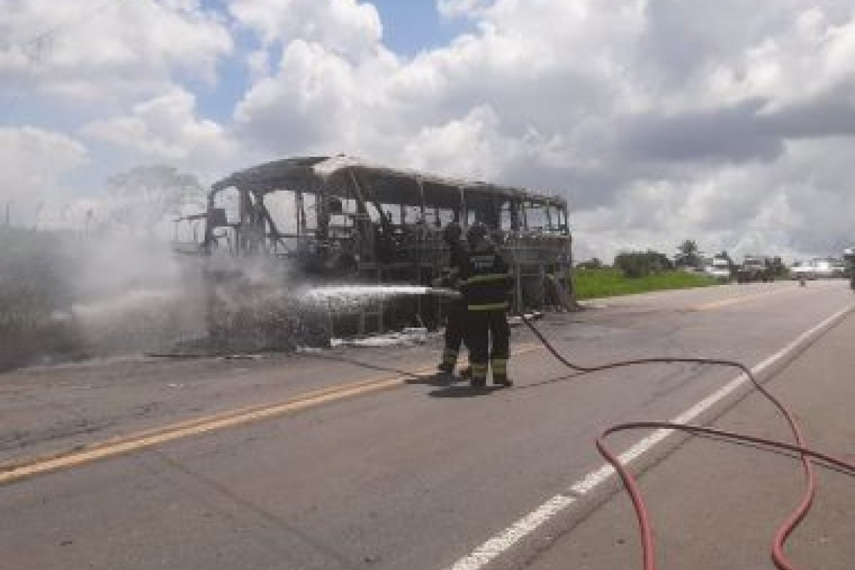 Ônibus pega fogo após acidente na BR-101, na região do Recôncavo baiano