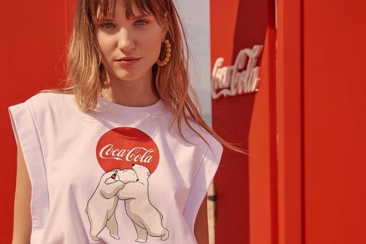 Em clima natalino, Coca-Cola Jeans lança coleção em homenagem ao urso polar