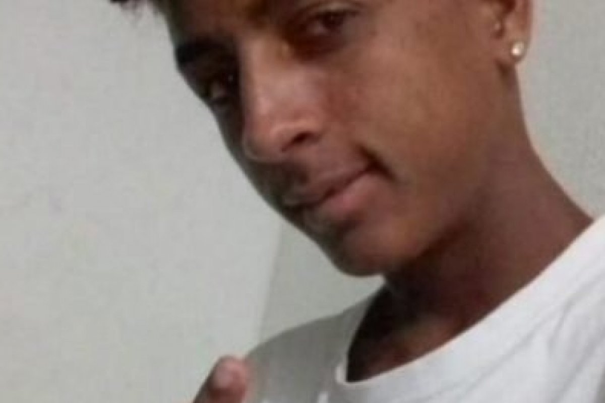 Jovem é assassinado em condomínio de Simões Filho na frente da mãe