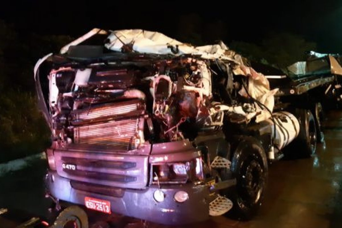 Carreta tomba e três pessoas morrem na BR-101