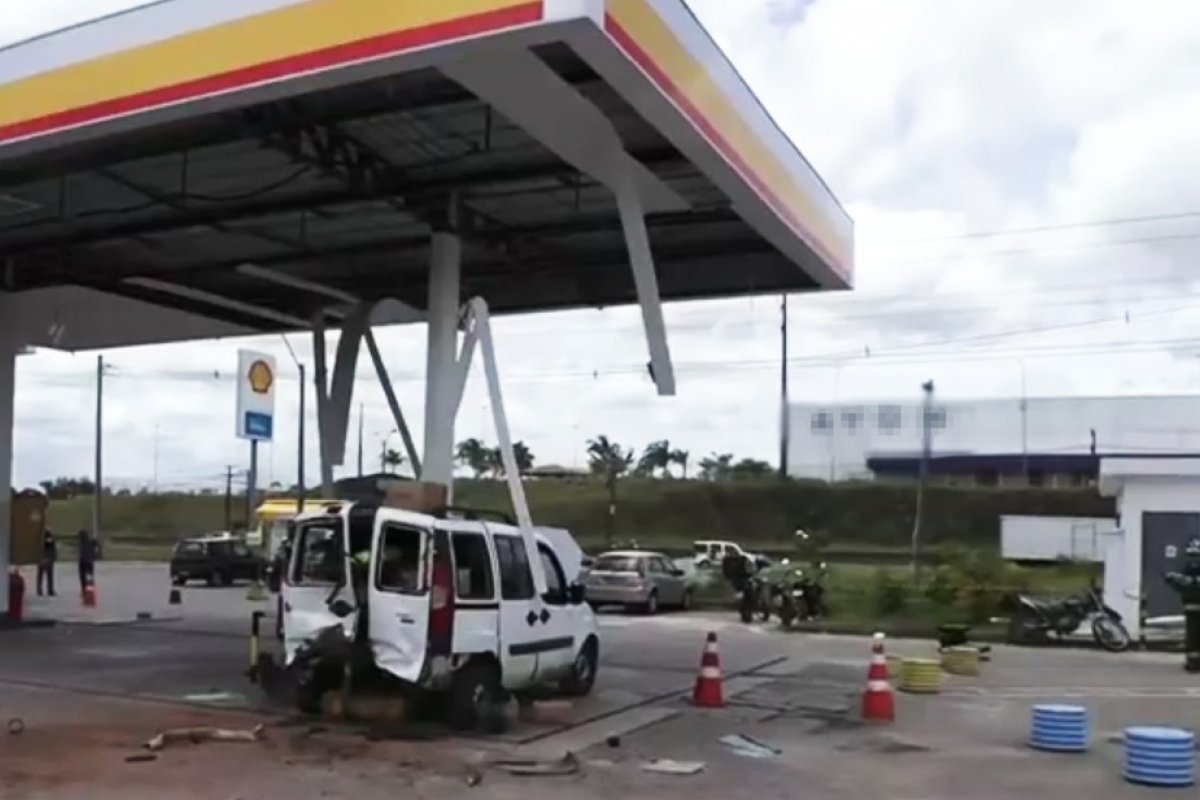 Teto de posto de combustível fica destruído após explosão de cilindro de gás em carro