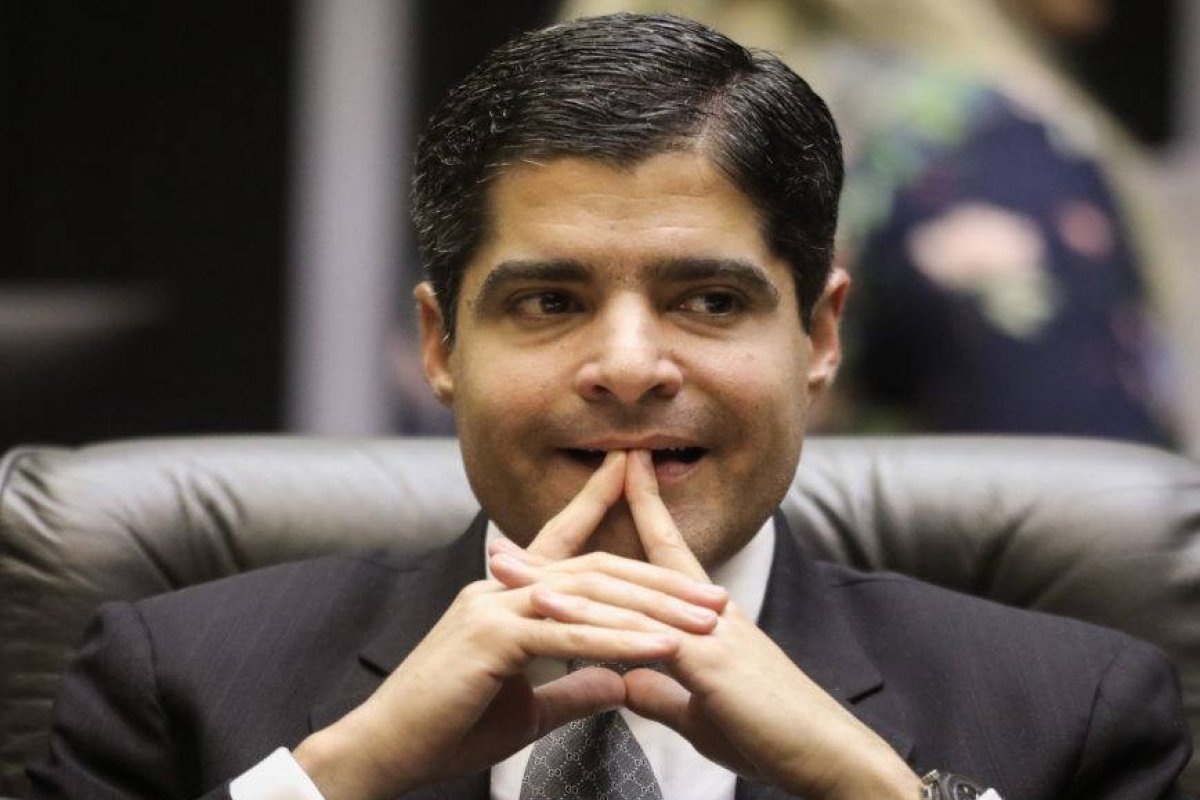 Após 18 vetos, ACM Neto sanciona lei que regulamenta transporte por aplicativo em Salvador