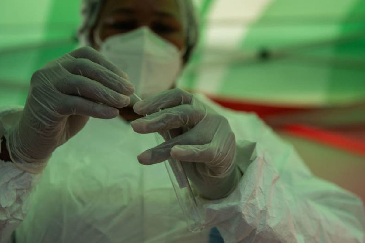 Nova cepa da Covid-19 é batizada de Omicron, mais uma 'variante de preocupação'