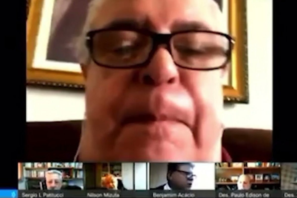 Desembargadores conversam sobre supostas mulheres em sessão ao vivo: 'Levarei duas. A loira é do Xisto'