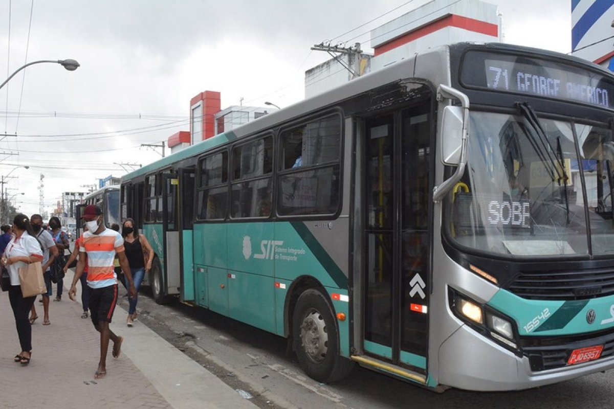 Feira de Santana reforça frota de ônibus para segundo dia de Enem