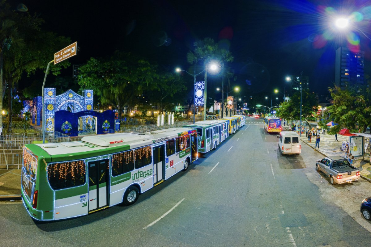Em clima natalino, ônibus iluminados fazem sucesso na capital baiana