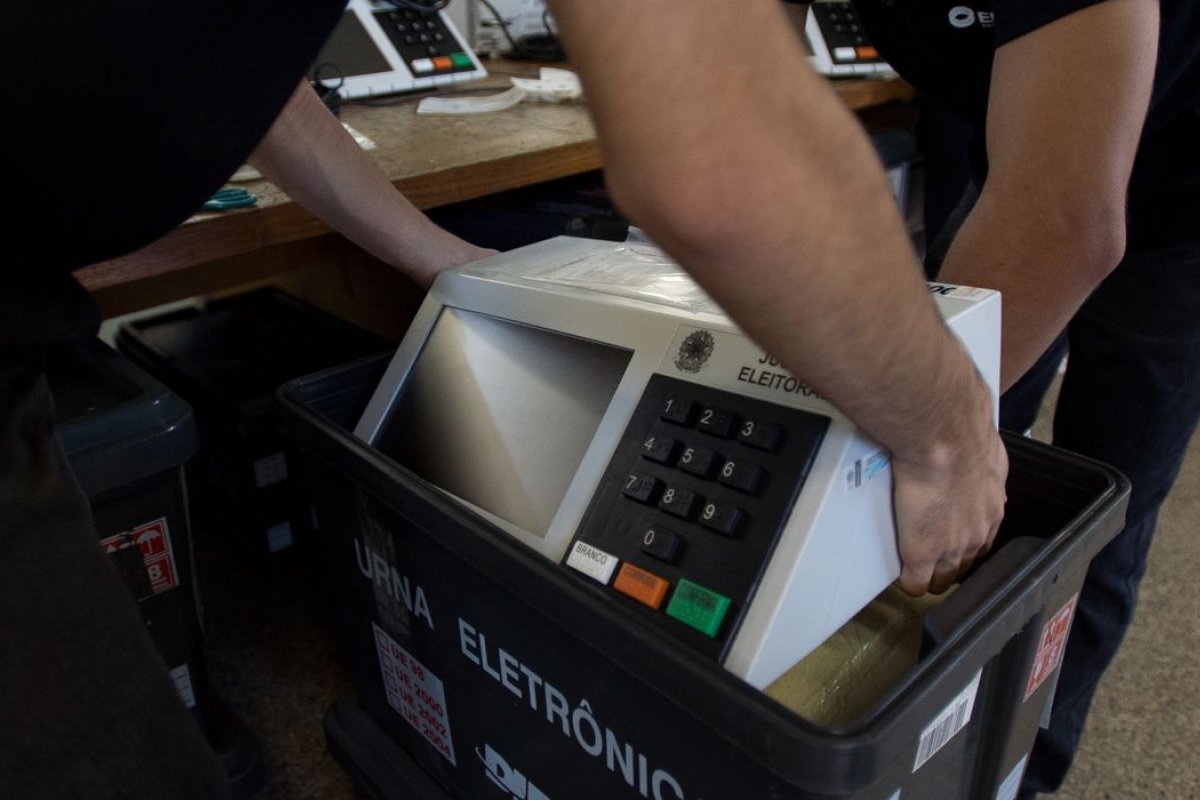 Sem participação dos militares, TSE finaliza testes da urna eletrônica