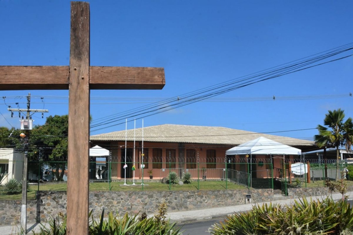 Homem é alvejado com tiros em via pública no bairro de Olhos D'agua, em Feira de Santana