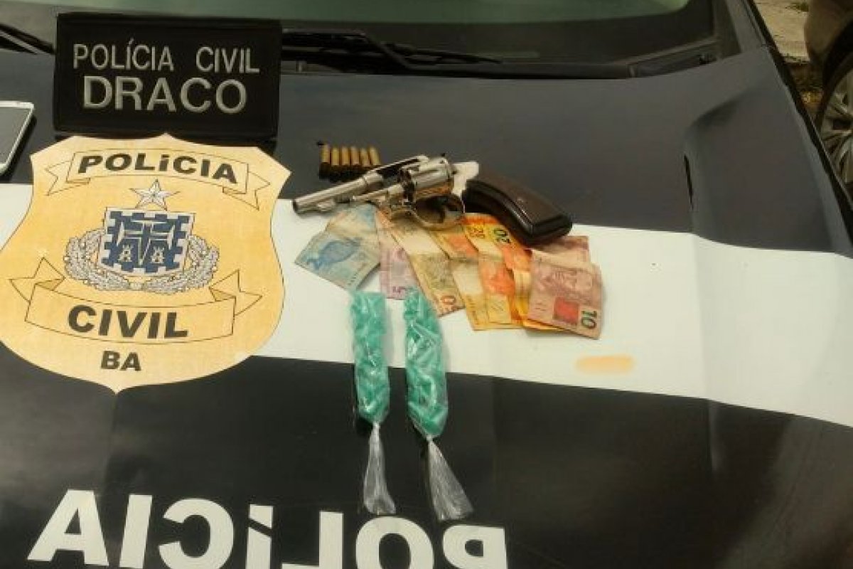 Homem é preso com revólver e cocaína no bairro de Nova Sussuarana, em Salvador