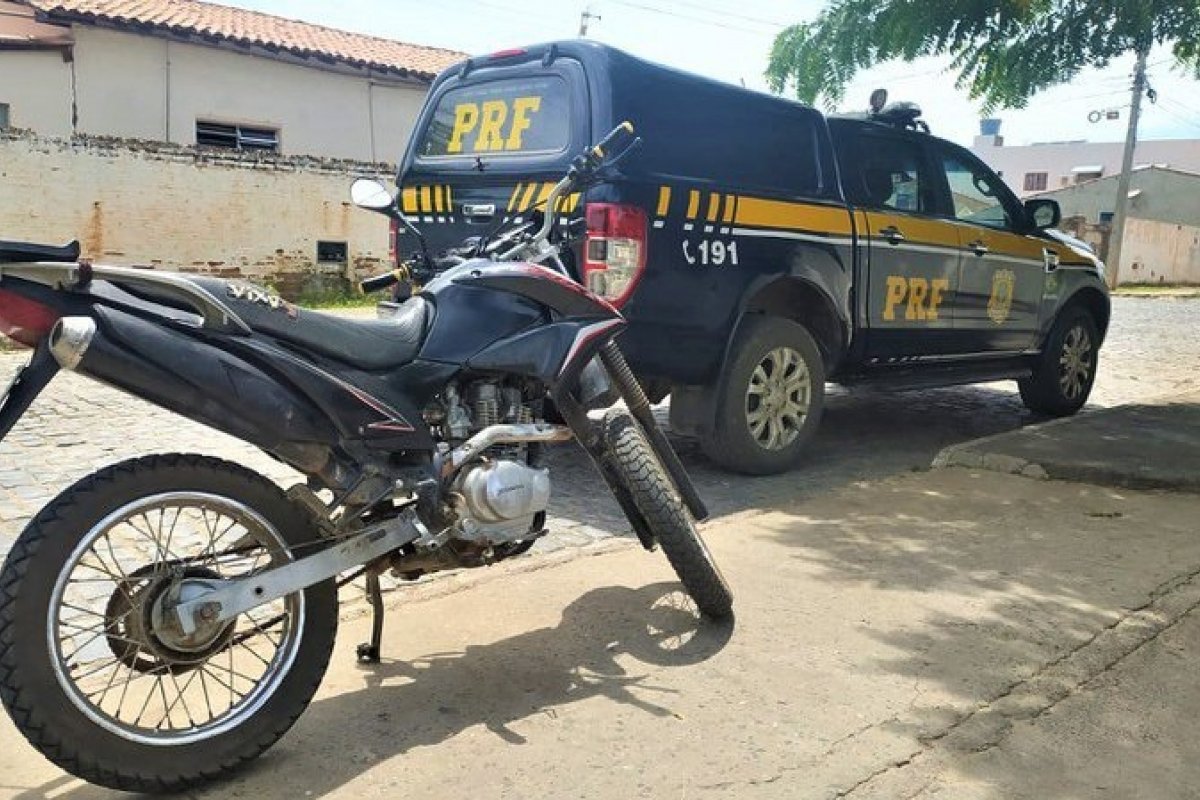 PRF recupera moto furtada que foi negociada em troca de um porco