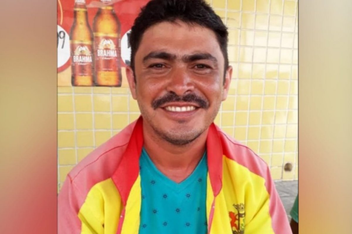 Placa de metal cai de brinquedo e atinge motociclista no Ceará