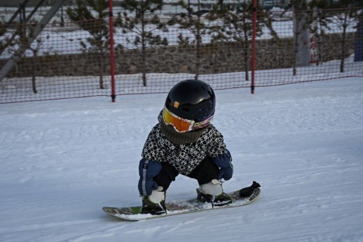 Bebê de 11 meses anda de snowboard e faz secesso na web