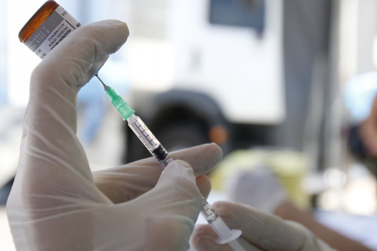 “Proteção das vacinas provavelmente permanecerá forte”, afirma especialista sobre a Ômicron