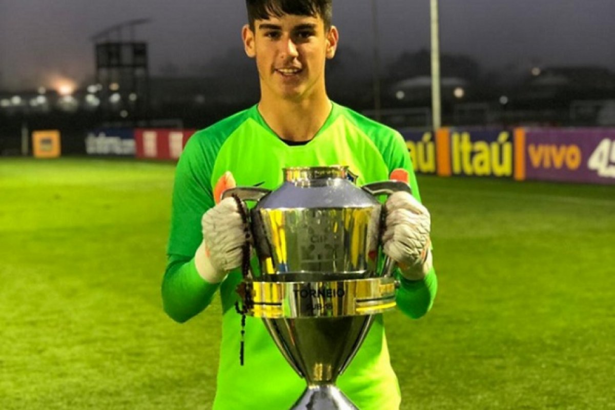 Goleiro das categorias de base do Bahia comemora título pela Seleção Sub-15