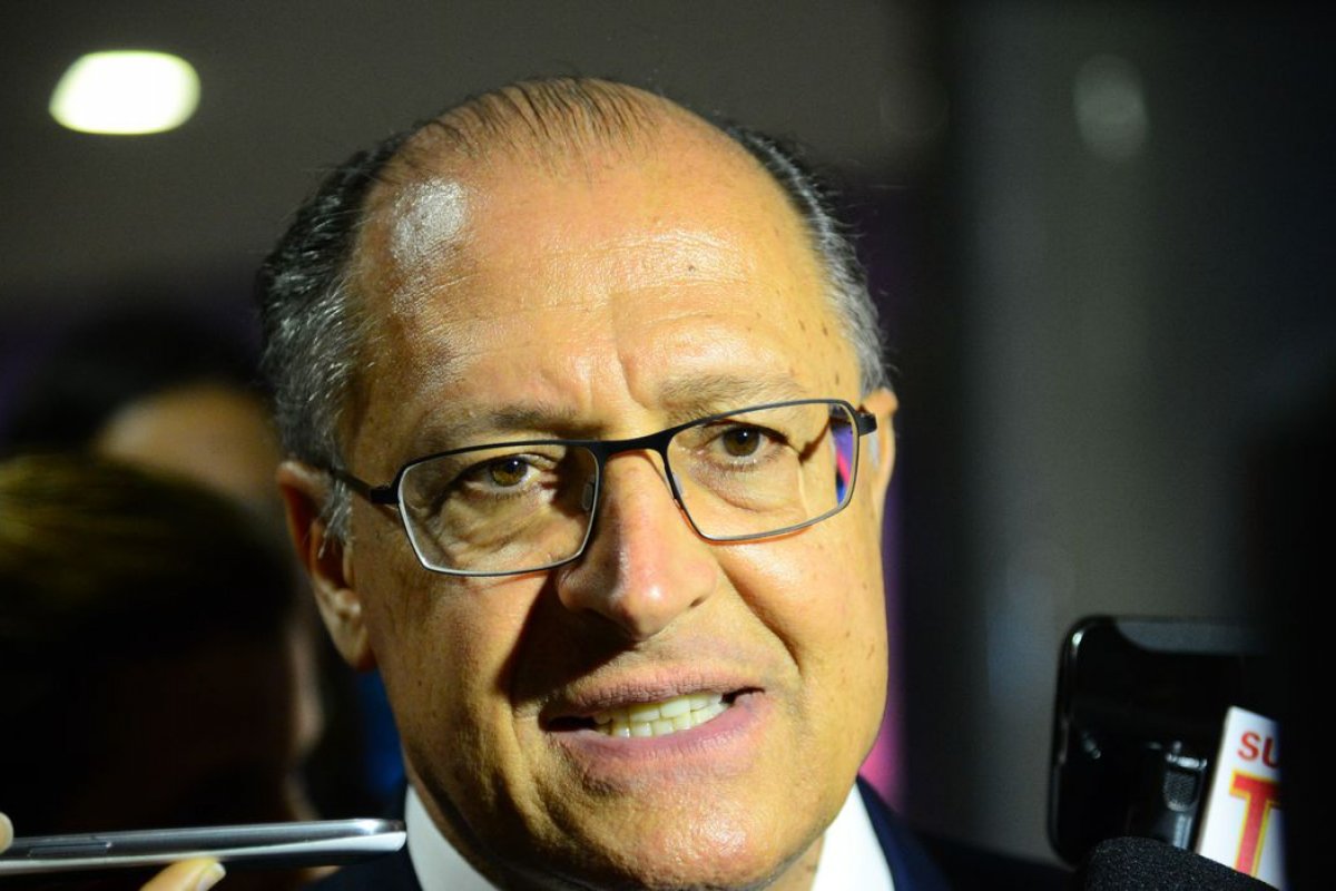 Alckmin ouve apelo de centrais sindicais e diz que hipótese de ser vice de Lula 'caminha'