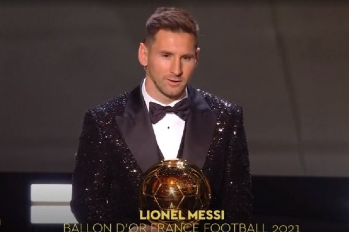 Vídeo: Messi conquista a Bola de Ouro pela sétima vez