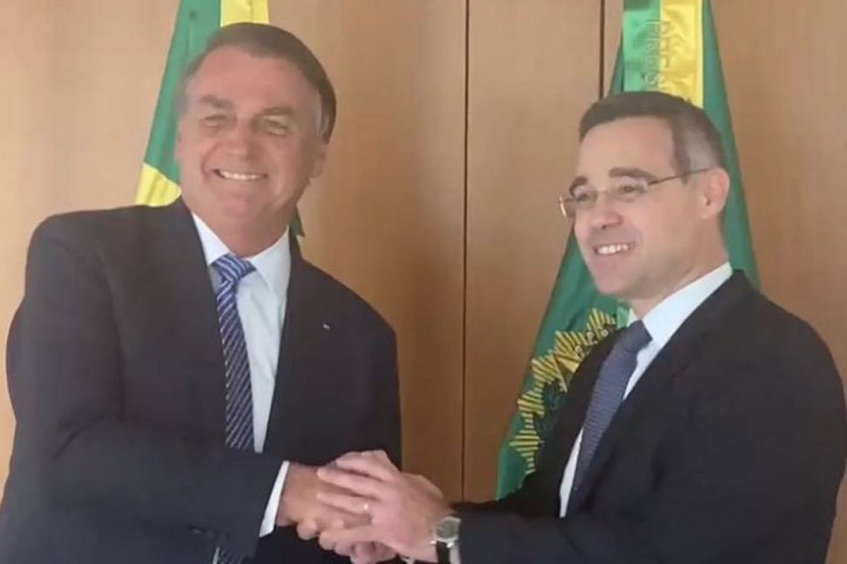 Vídeo: Bolsonaro deseja boa sorte à Mendonça e pede que senadores aprovem ele na sabatina