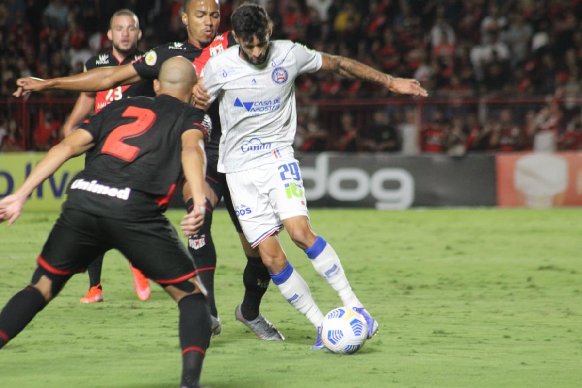Bahia leva gol nos acréscimos, perde para o Atlético-GO e pode voltar para zona