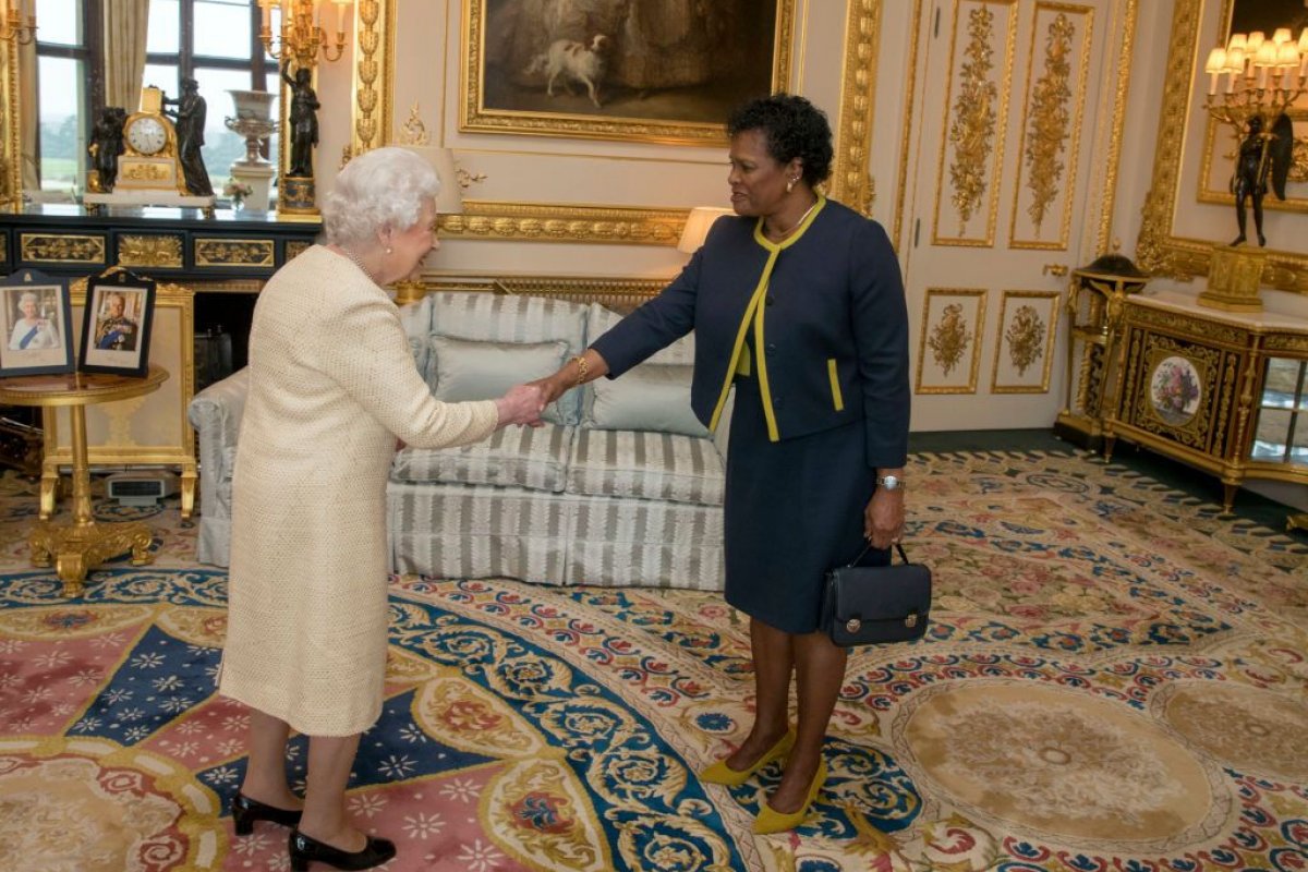Após séculos de dominação britânica, Barbados se desprende da rainha Elizabeth II