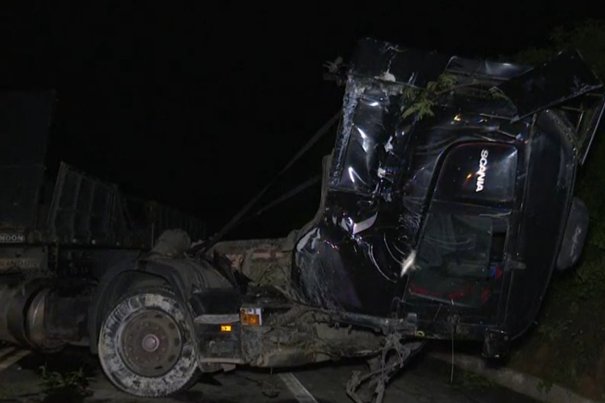 Batida entre caminhões deixa duas pessoas feridas na BR-407, no norte da Bahia