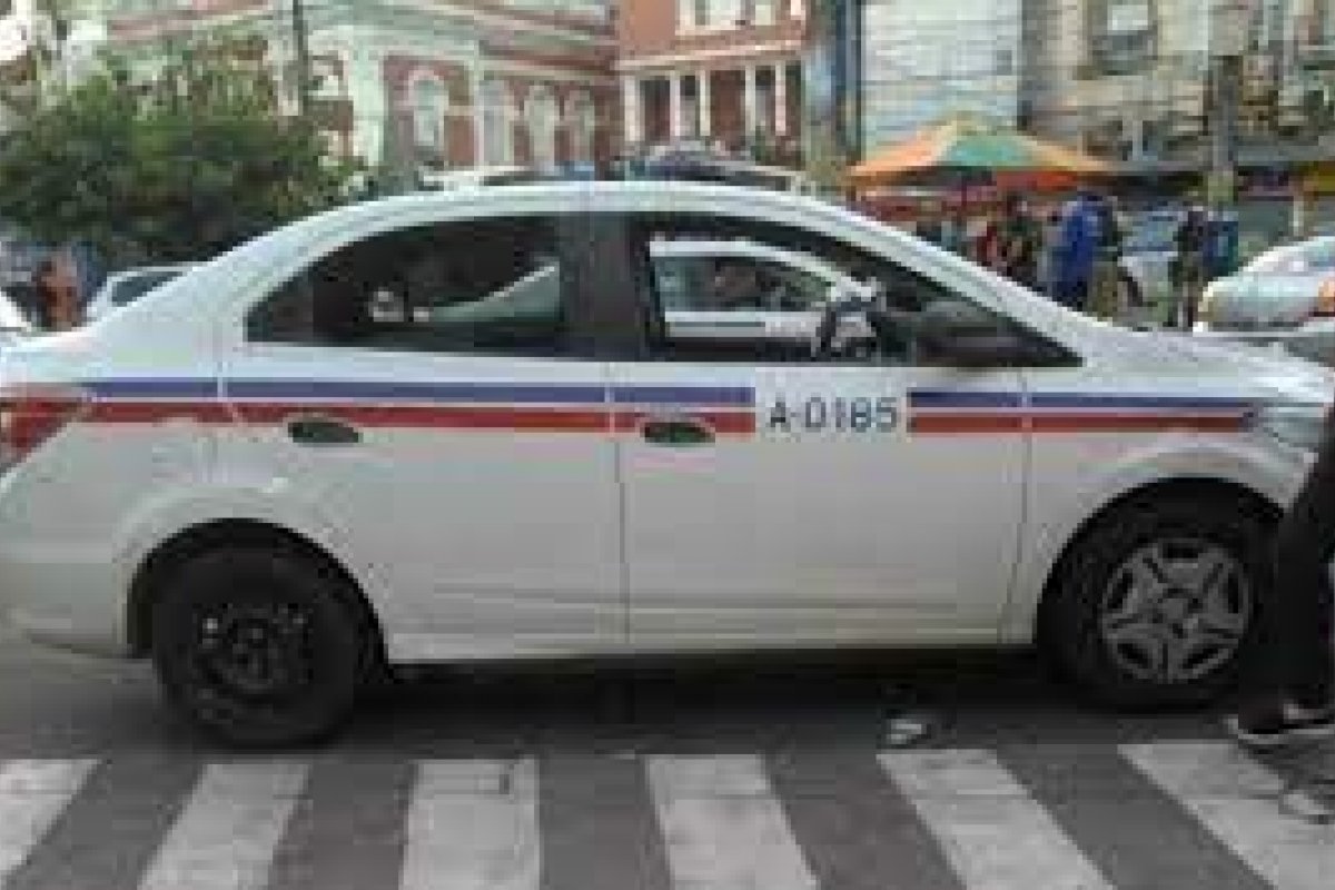 Trio armado faz taxista refém e arrastão em ponto de ônibus no bairro de Pernambués