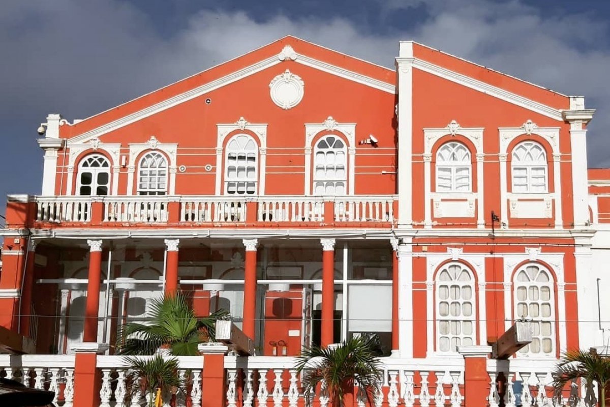 Sesi Rio Vermelho inaugura iluminação natalina na fachada do casarão