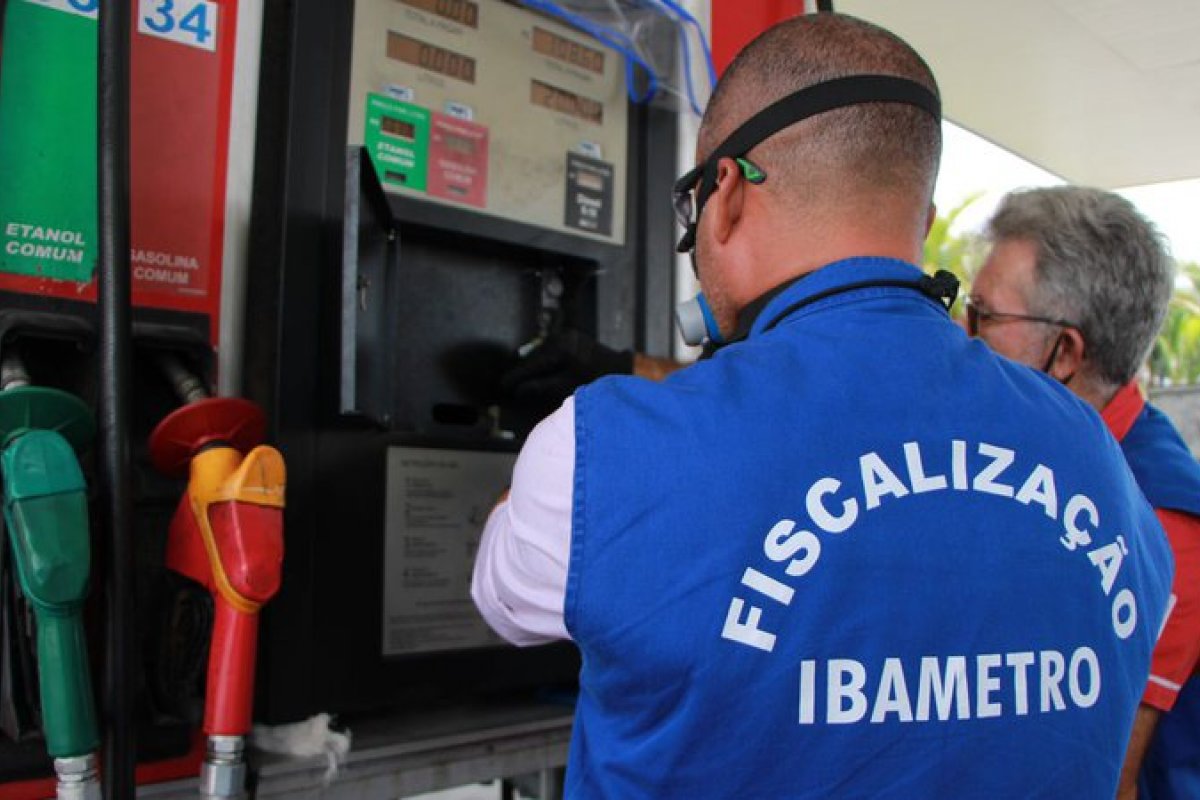 Operação fiscaliza postos de gasolina em Salvador e Feira de Santana