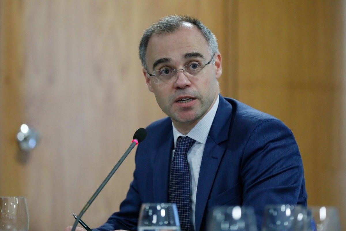André Mendonça cumpre requisitos da Constituição para assumir vaga no STF, diz relatora