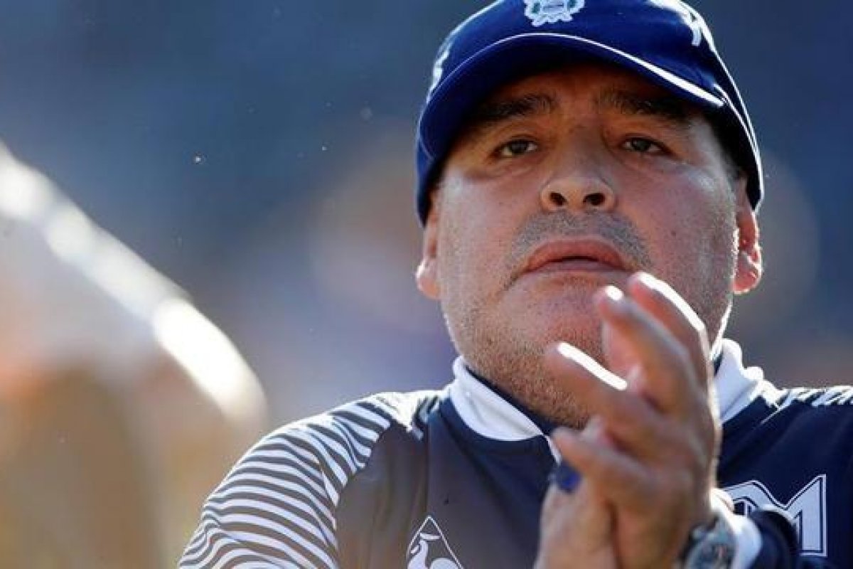 Médico de Maradona é intimadopara depor em investigação sobre morte do jogador