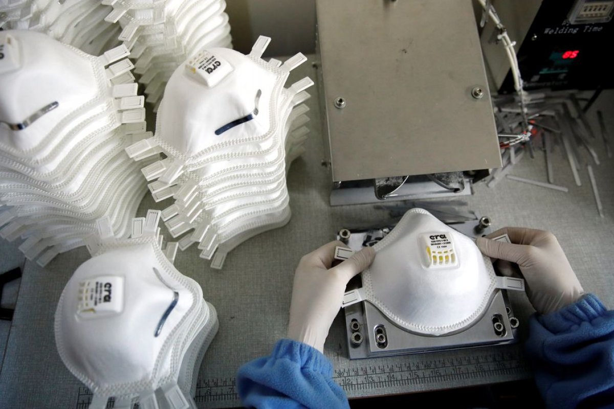 Governo de SP vai reavaliar retirada de máscaras após casos confirmados da Ômicron