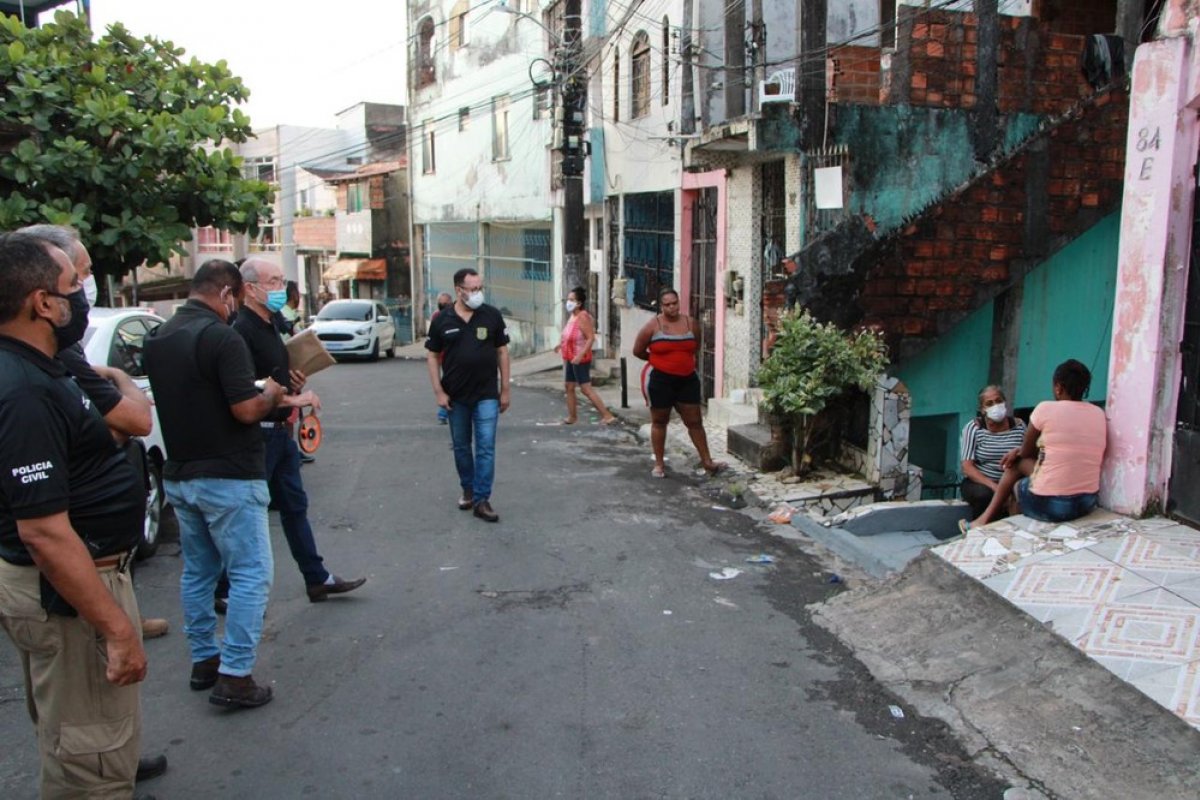 Polícia Civil faz reprodução simulada de duplo homicídio no Curuzu; policiais militares são suspeitos do crime