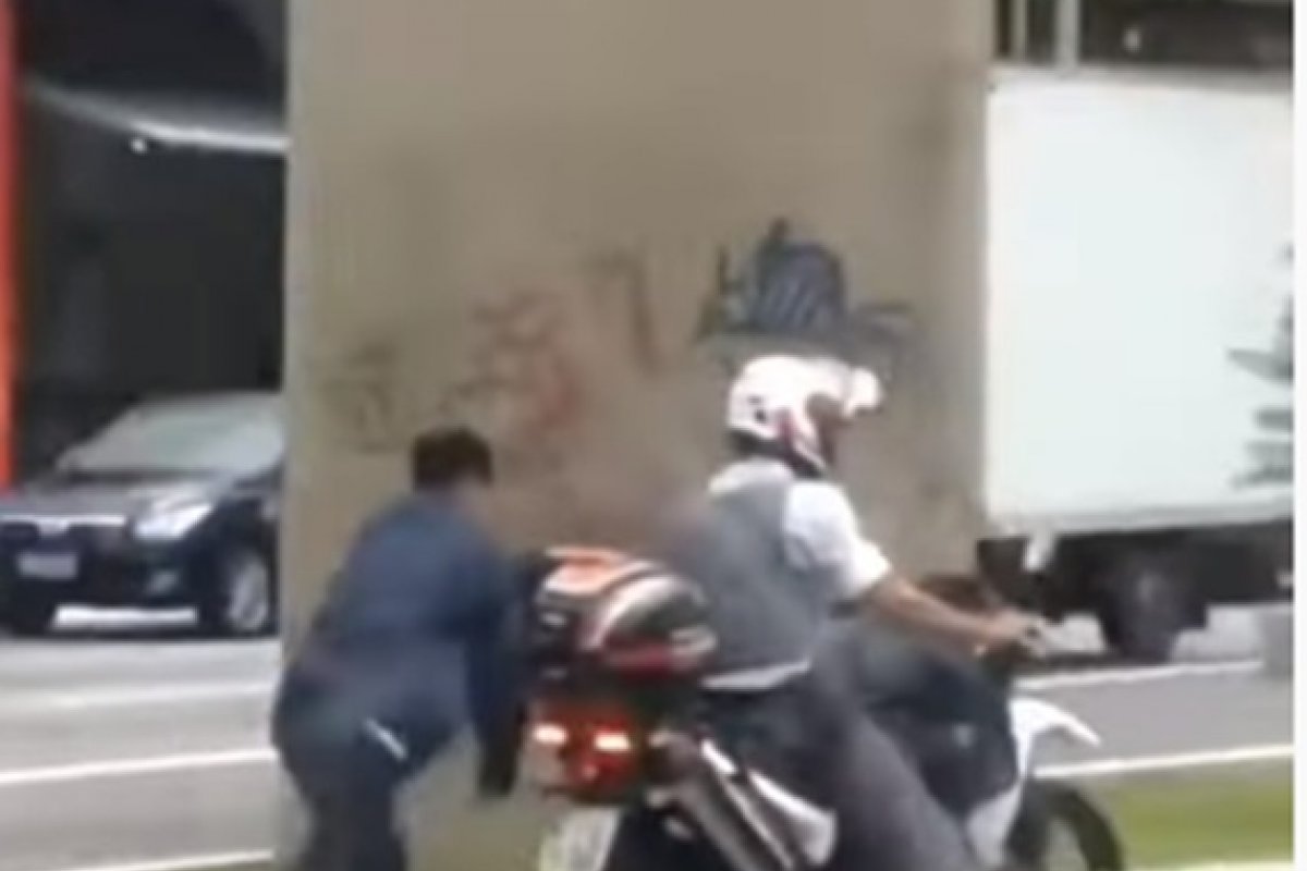 PM algema jovem em moto e o arrasta pela rua no bairro do Ipiranga em São Paulo
