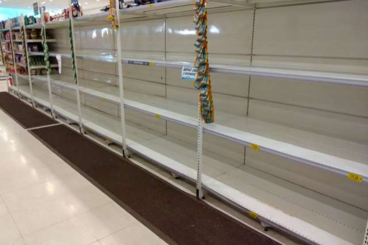 Escassez global foi intensificada na pandemia, e efeitos devem permanecer em 2022