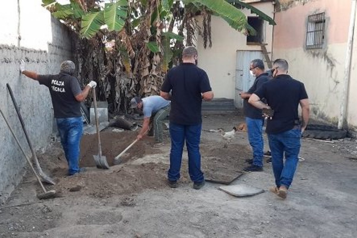 Polícia diz que professor assassinado tinha relação amorosa com o suspeito do crime