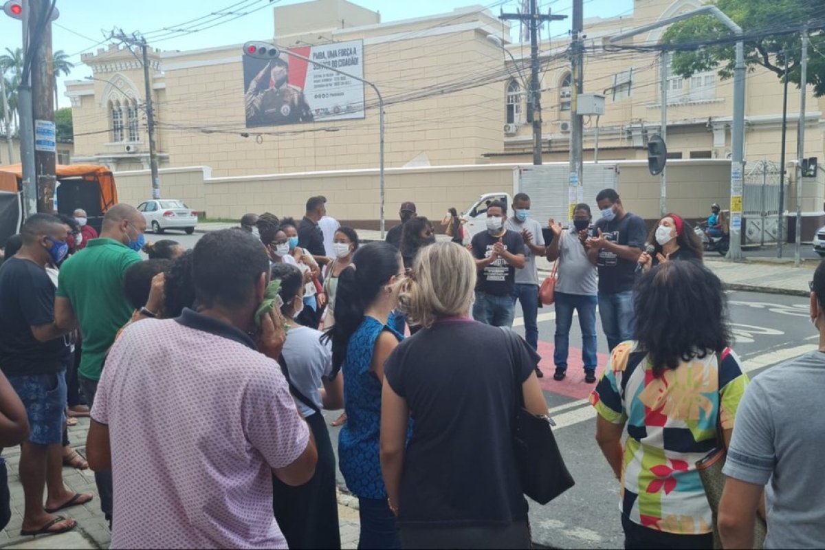 Servidores públicos protestam no Centro de Salvador nesta quarta-feira (1º)