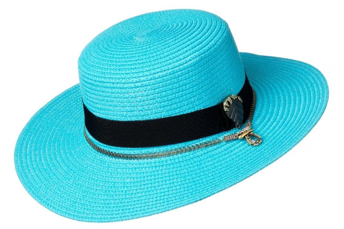 Ampliando sua gama de produtos autorais, a designer de acessórios Camila Klein lança uma linha exclusiva de bolsas e chapéus para o Alto-Verão 22