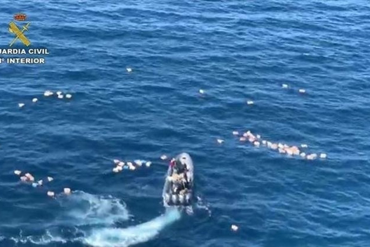Na Espanha, acusados de tráfico resgatam do mar policiais que os perseguiam