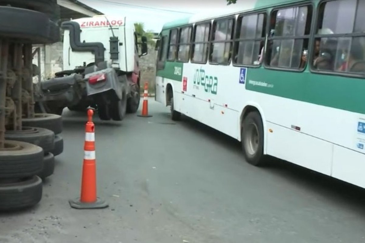 Carroceria de carreta tomba em viaduto de acesso à BR-324, no bairro de Valéria, em Salvador