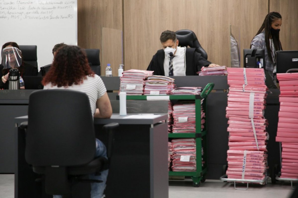 Segundo dia do julgamento do incêndio na boate Kiss acontece nesta quinta-feira