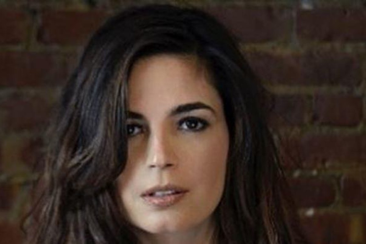 A baianíssima Emanuelle Araújo vive romance com modelo