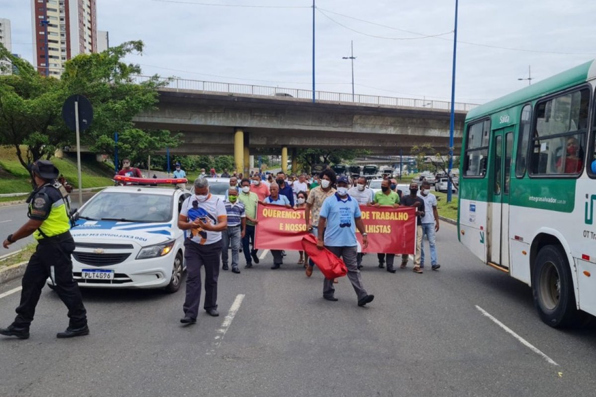 Rodoviários demitidos da CSN protestam na Rótula do Abacaxi e a Avenida ACM, em Salvador